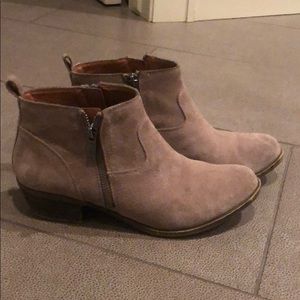 Lucky Brand side zip- ankle boot